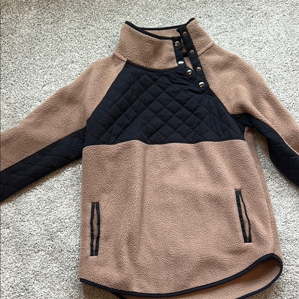 Abercrombie small Tan and Black fleece- Quilted Pullover